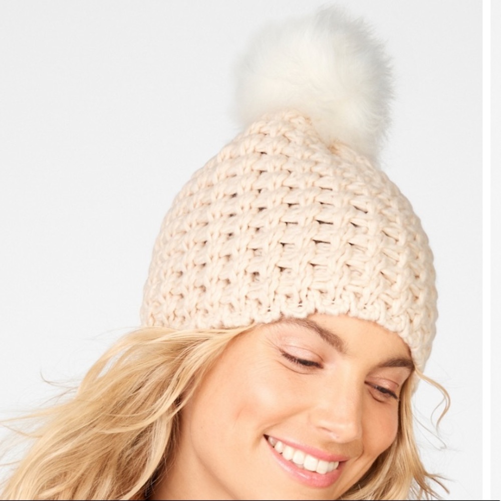 NEW Fabletics Chunky Knit Pom Pom Beanie
